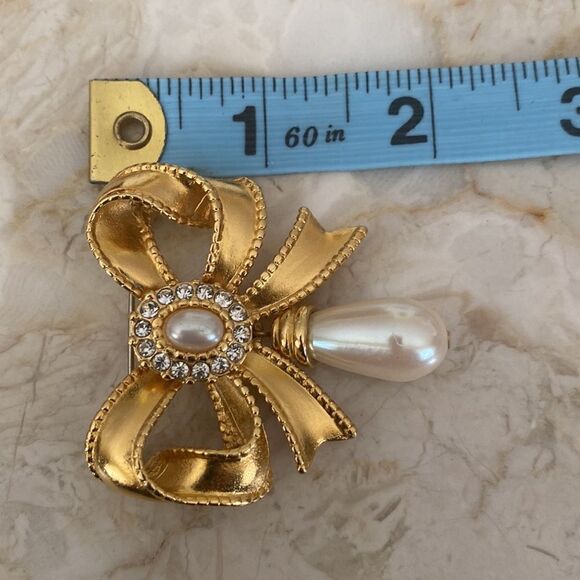 Vintage Gold Tone Pearl Necklace & Brooch Set - Picture 10 of 10